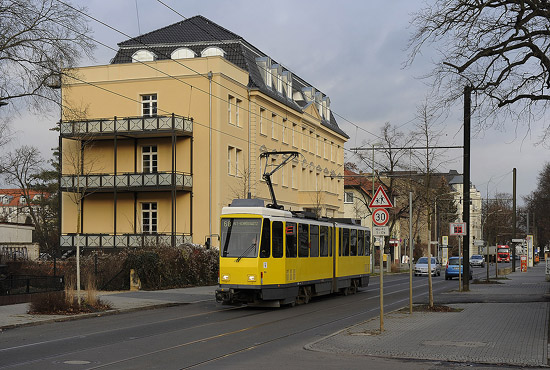 Tram der Linie 68 auf dem Weg nach Alt-Schmöckwitz an der alten Post in der Wassersportallee

Foto: Sebastian Schrader