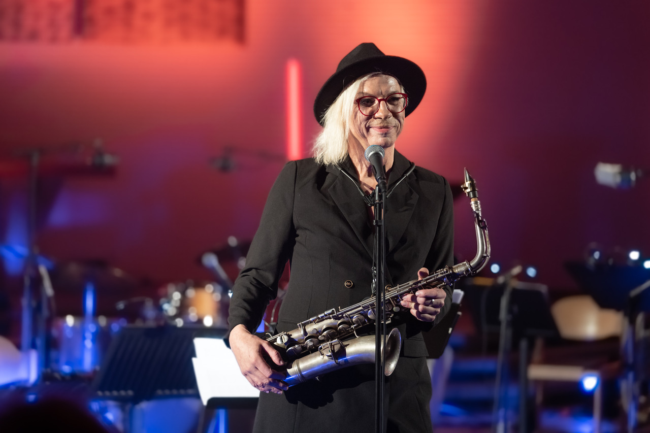 Vokler Holly Schlott mit Saxophon