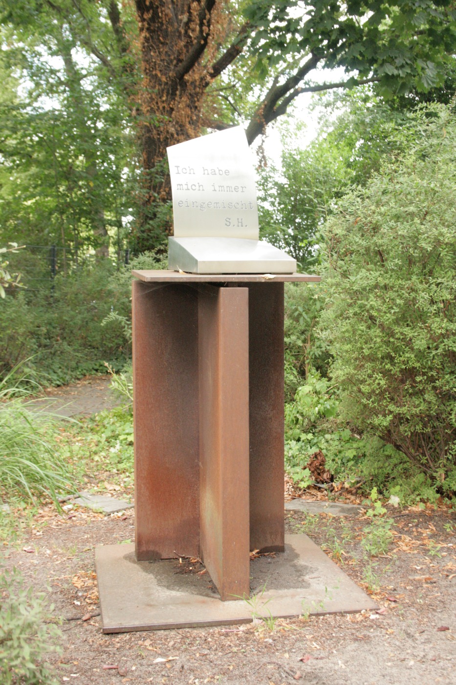 Die Einweihung des Denkmales für Stefan Heym mit Rüdiger Röhl dem Bildhauer, der - selbst in Grünau zuhause - dieses Werk schuf.